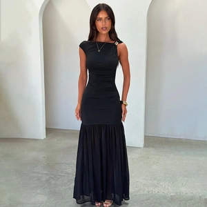 Robe longue noire élégante à une épaule avec coupe ajustée et taille froncée chic