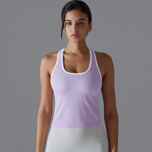 Détail du gilet de yoga côtelé lavande avec bordure blanche contrastée et coupe ajustée