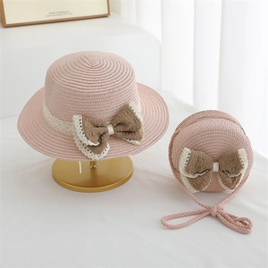 Chapeau de paille rose pour filles et sac rond assorti avec nœud marron et dentelle