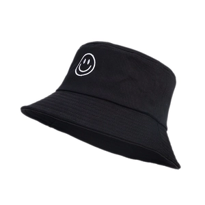 Bob classique en coton noir avec broderie sourire blanc pour style décontracté
