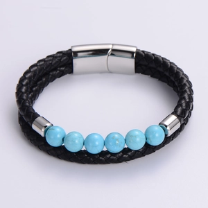 Detalle de la pulsera de cuero trenzado negro para hombre con cuentas de turquesa azul