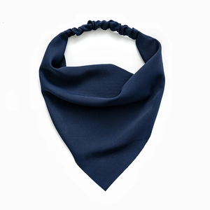 Dunkelblaues Chiffon-Haartuch mit Gummiband auf weißem Grund, glatte Satin-Textur