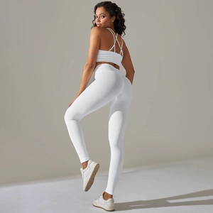Dettaglio completo completo yoga bianco con reggiseno incrociato e leggings a vita alta