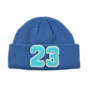 Detalle del gorro de punto azul marino con parche de chenilla número 23 verde menta y canalé