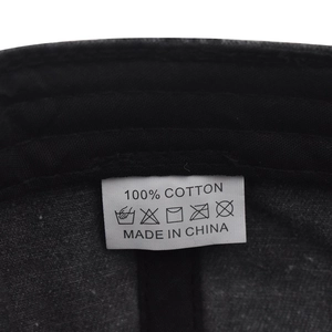Vue détaillée de l'étiquette de lavage 100% coton à l'intérieur de la casquette noire