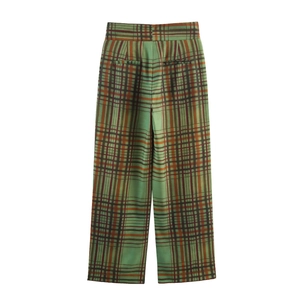 Dettaglio dei pantaloni larghi vintage a quadri in tessuto intrecciato verde e rosso-marrone