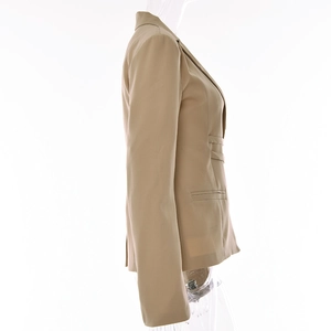 Detailansicht des khakifarbenen Damenblazers mit Pattentaschen und glattem Stoff am Mannequin