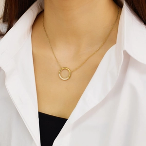 Détail du collier en acier titane plaqué or 18 carats avec pendentif rond pavé de cristaux