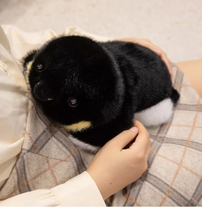 Détail d'une peluche de pingouin avec une texture de fourrure synthétique réaliste