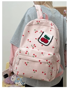 Zaino in velluto rosa con ricami di ciliegie rosse e stampe visto dalla parte posteriore