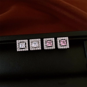 Detailansicht silberner quadratischer Ohrstecker mit rosa und weißen Zirkonia-Steinen