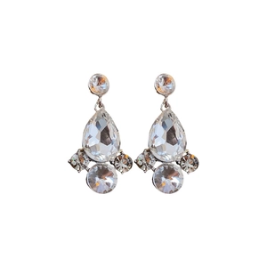 Eleganti orecchini a goccia in argento con strass scintillanti per un look di lusso