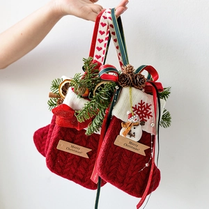 Set de calcetines de Navidad de punto rojo con bordado de copos y colgantes de muñeco