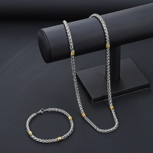 Set collana e bracciale da 5mm in acciaio inossidabile con sfere dorate su display