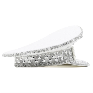 Chapeau militaire blanc serti de strass argentés et clous métalliques pour fêtes