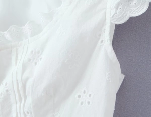 Détail de la broderie anglaise et des volants sur ce haut d'été blanc très élégant