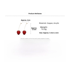 Détail des boucles d'oreilles cerise rouge avec dimensions 5,5 cm et infos matériau