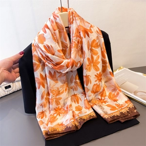 Eleganter Blumenschal aus Chiffon mit orangefarbenen und braunen Blumen auf beigem Grund