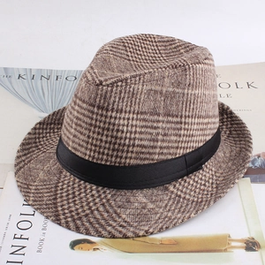 Chapeau Fedora marron à carreaux pour hommes avec ruban noir, vue sous un angle de 45°