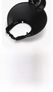 Dettaglio cappello parasole nero UPF 50+ con cordino antivento e tessuto traspirante