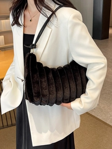 Borsa a tracolla moderna in finta pelliccia marrone con cinturino nero elegante