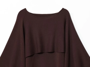 Texture détaillée du tricot marron foncé sur ce pull à col bateau multicouche
