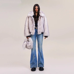 Short faux fur jacket with lapel and matching handbag in light grey for stylish women