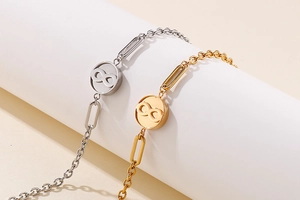 Vergleich goldener und silberner Unendlichkeitssymbol-Armbänder aus Edelstahl auf Sockeln