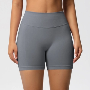 Détail du short de fitness sans couture gris montrant la texture de la taille haute