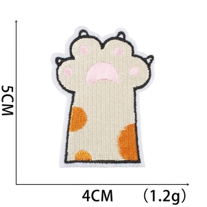 Detailed view of cat paw embroidery patch with size markers 5cm by 4cm and 1.2g weight