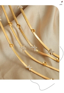 Détail du collier papillon plaqué or 18k avec oxydes de zirconium sur fond de soie douce