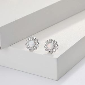Nahaufnahme der S925 Sterling Silber Opal Blumen-Ohrstecker auf weißem Sockel