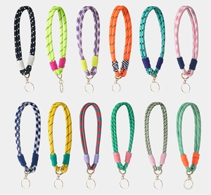 Detailansicht von 12 bunten Handy-Lanyards aus geflochtenem Nylon mit Metallschnallen