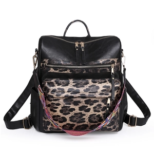 Detailansicht eines schwarzen Lederrucksacks mit Leopardenmuster und buntem Webband