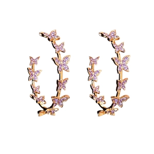 Boucles d'oreilles créoles dorées en C avec breloques papillon en cristaux violets