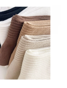 Gros plan sur la texture côtelée et tons terreux de chaussettes en coton premium
