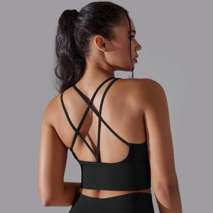 Détail du soutien-gorge de sport noir avec bretelles croisées et texture côtelée