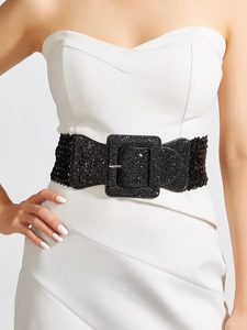 Gros plan sur une large ceinture noire pailletée avec détails en sequins