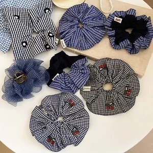 Chouchous à carreaux bleus et noirs avec broderie cerise et décor de perles