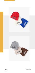 Détail de bonnets en tricot de couleurs variées avec écusson brodé METERULE à la mode