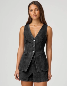 Détail d'un ensemble en jean délavé gris foncé avec gilet à boutons et short assorti