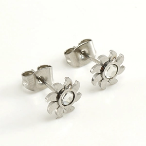 Elegante Ohrstecker aus Edelstahl in Sonnenblumenform mit klaren Zirkonia-Steinen