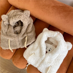 Détail du bonnet écharpe peluche ours avec oreilles mignonnes et cordon réglable