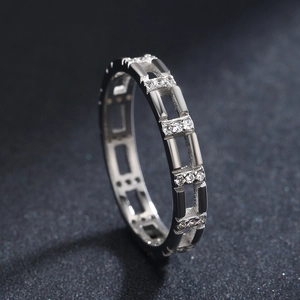 Bague S925 en argent sterling ajourée avec micro-pavage de pierres claires