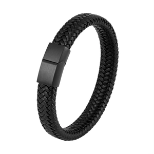 Detail von schwarzem geflochtenem Lederarmband mit elegantem Magnetverschluss in Schwarz