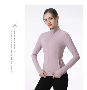 Détail d'une veste de sport ajustée avec col montant et manches à passe-pouces