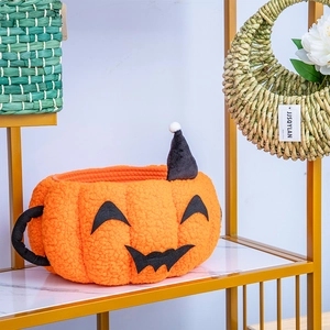 Halloween Kürbis Korb aus orangefarbenem Plüschgewebe mit lachendem Gesicht und Tragegriff