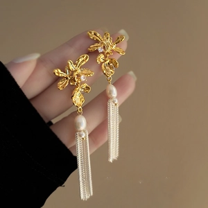 Boucles d'oreilles fleur dorée avec perle et longs glands en argent suspendus