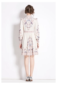 Vista posteriore di un abito midi beige vintage con maniche a lanterna e fiori