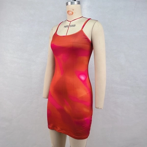Dettaglio mini abito attillato con motivo tie-dye rosa e arancio in tessuto elastico